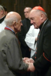 Brat Eugeniusz otrzymuje odznaczenie od JE kardynała Nycza